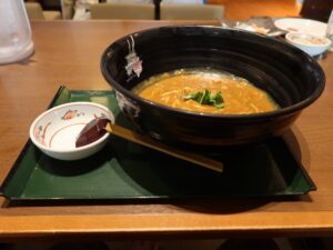 名物カレーうどん 竜泉寺の湯 草加谷塚店にて 必要以上にデカい器が出てきます