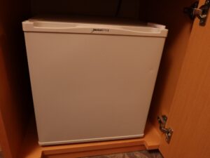ホテルモントレ神戸 ツインルーム デスク下 扉を開けると冷蔵庫があります