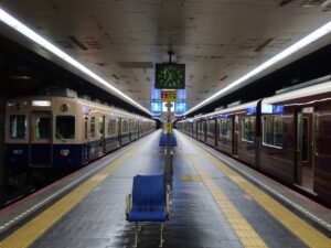 神戸高速線 高速神戸駅 1番線・2番線 1番線は主に阪急三宮・西宮北口・十三・阪急梅田方面に行く列車が発着します 2番線は主に阪神三宮・甲子園・尼崎・阪神梅田方面に行く列車が発着します