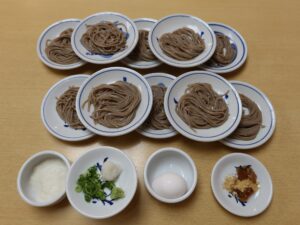 出石そば 皿そばと薬味 花水木にて
