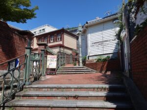 神戸北野 異人館街 ラインの館と神戸北野美術館の入り口