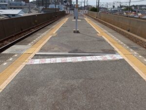 山陽電鉄本線 人丸前駅 ホーム上にある東経135度子午線