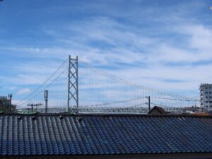 山陽電鉄本線 霞ヶ丘駅 ホームから明石海峡大橋が見えます