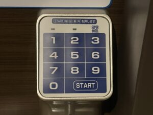 スーパーホテル 東京・浜松町 暗証番号を入力して扉を開けます
