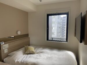 スーパーホテル 東京・浜松町 スタンダードルーム 玄関から窓方向を撮影