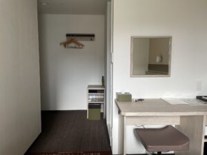スーパーホテル 東京・浜松町 スタンダードルーム 窓側から玄関方向を撮影