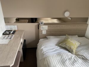スーパーホテル 東京・浜松町 スタンダードルーム デスクとベッド