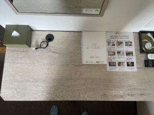 スーパーホテル 東京・浜松町 スタンダードルーム デスク上 有線LANケーブルとティッシュ、充電器、リモコン