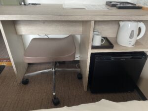 スーパーホテル 東京・浜松町 スタンダードルーム デスク下 マグカップと電気ケトル、冷蔵庫
