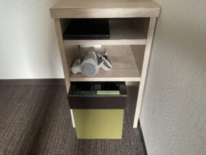 スーパーホテル 東京・浜松町 スタンダードルーム ハンガーの下のテーブル ドライヤーとごみ箱