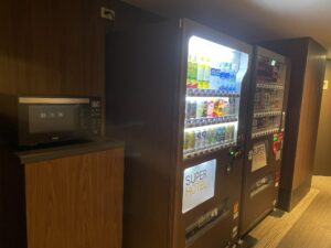 スーパーホテル 東京・浜松町 2階 自動販売機 電子レンジ