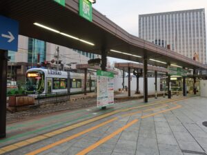 広島電鉄 広島駅 左が降車ホーム 右が比治山下経由広島港方面行き乗り場