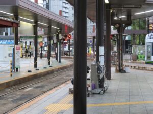 広島電鉄 広島駅 手前が降車ホーム 奥が八丁堀・紙屋町経由宮島口・広島港・江波方面行き乗り場
