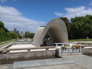 広島 平和記念公園 広島平和都市記念碑 奥に平和の池と平和の灯、左に原爆ドームが見えます