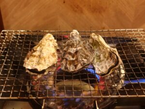 焼き牡蠣 焼いているところ 広島 かき小屋 豊丸水産にて