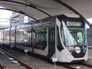 広島電鉄 5200型 Greenmover APEX 全体 広電宮島口駅にて撮影