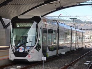 広島電鉄 5200型 Greenmover APEX 全体 広電宮島口駅にて撮影