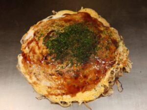 広島 お好み焼き そば牛すじ煮入り 本家 村長の店にて