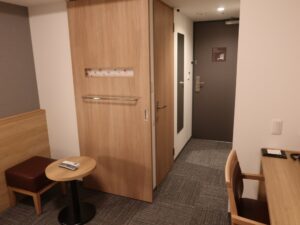 ドーミーイン広島ANNEX ダブルルーム 窓側から玄関方向を撮影