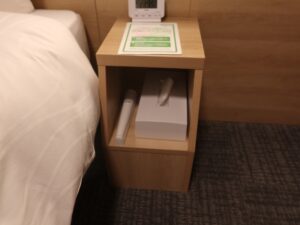 ドーミーイン広島ANNEX ダブルルーム ベッド脇のテーブル ティッシュと非常灯があります