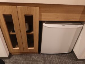 ドーミーイン広島ANNEX ダブルルーム 洗面台下のキャビネットと冷蔵庫