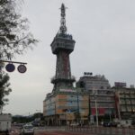 別府タワー ビルの上に建っているとともにどこかレトロ感を感じる外観です