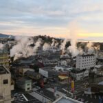 別府 鉄輪温泉の朝 町中から湯気が上がっています