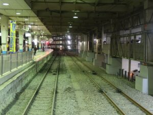 東武宇都宮線 東武宇都宮駅 2番線の隣りに1番線と思われる線路があります