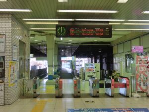 東武宇都宮線 東武宇都宮駅 改札口 PASMO・Suicaなどの交通系ICカード対応の自動改札機が並びます