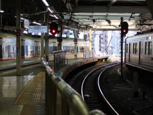 東武伊勢崎線 浅草駅 ホーム端の急カーブ