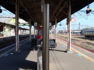 JR山陰本線 米子駅 主に山陰本線で松江・出雲市方面と、倉吉・鳥取方面に行く列車と、伯備線で新見方面に行く列車が発着します