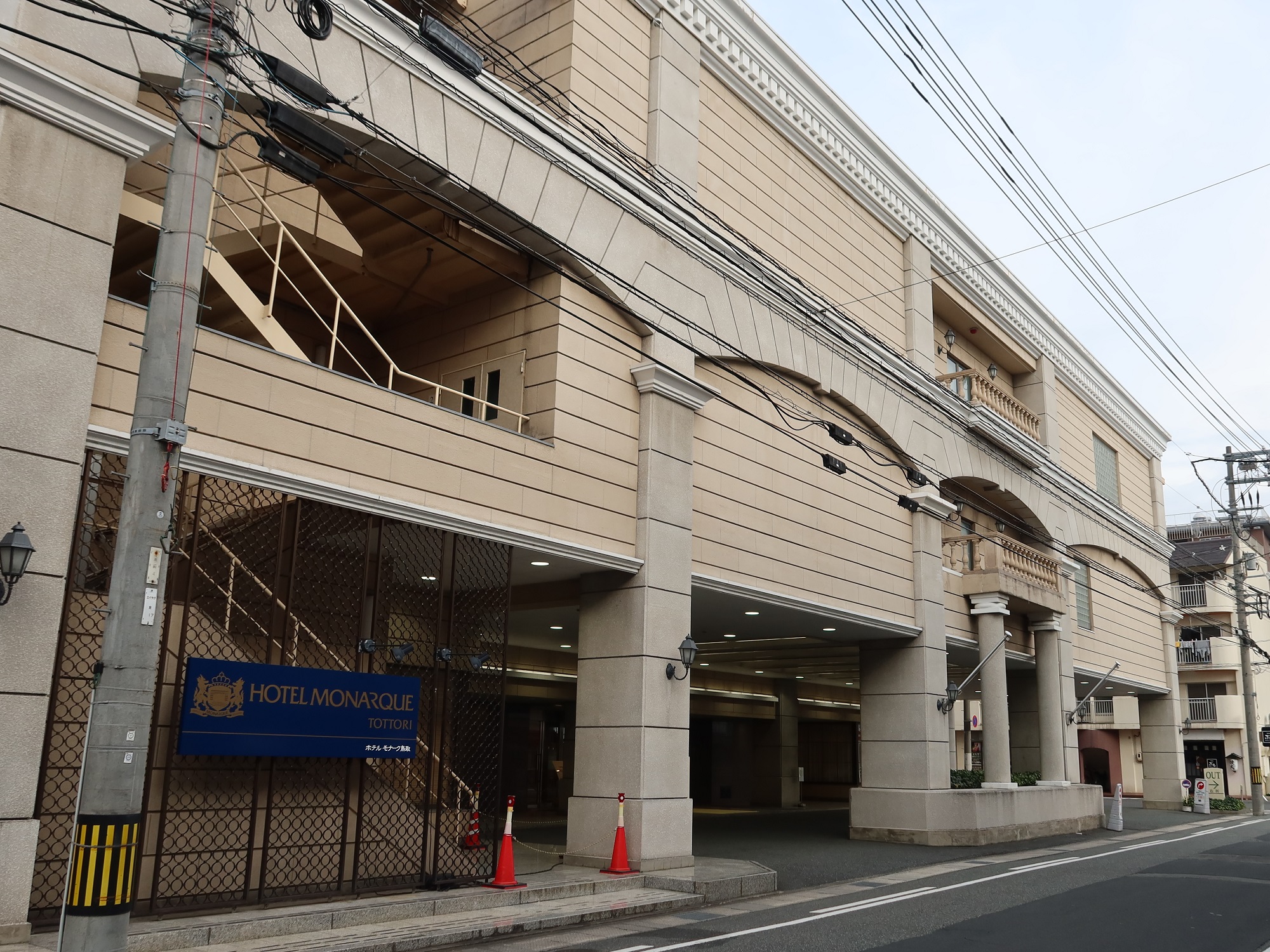 ホテルモナーク鳥取 玄関