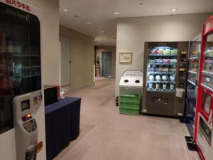 ホテルモナーク鳥取 1階自動販売機コーナーと電子レンジ