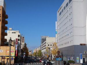 米子停車場線 米子駅前交差点 ビジネスホテルや飲食店が立ち並びます