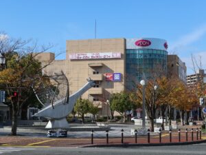 米子 ビッグシップ前交差点付近 米子市文化ホールとイオン米子駅前店が立ち並びます