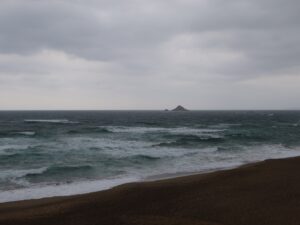 鳥取 白兎海岸 砂浜と海岸の先に房島が見えます