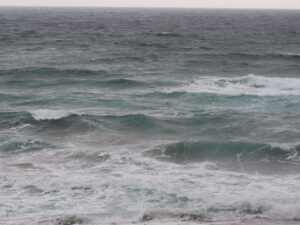 鳥取 白兎海岸 やや荒れ気味の海