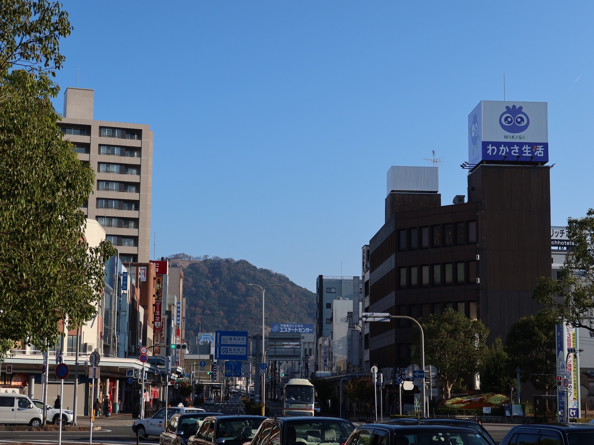 鳥取駅前交差点 大通りと県道43号線の交差点です