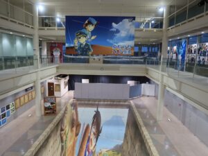 鳥取砂丘コナン空港 鳥取空港 コナンが描かれた吹き抜け