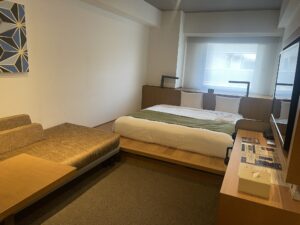 ホテルマイステイズプレミア浜松町 コンフォートキングルーム 玄関から窓方向を撮影