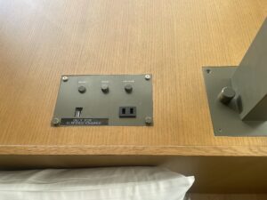 ホテルマイステイズプレミア浜松町 コンフォートキングルーム 枕元 明かりのスイッチ USBポート ACコンセント