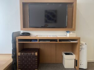 ホテルマイステイズプレミア浜松町 コンフォートキングルーム デスクと液晶テレビ