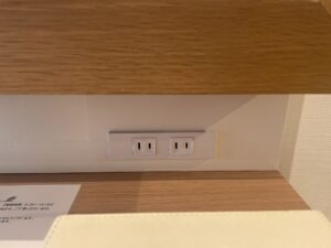 ホテルマイステイズプレミア浜松町 コンフォートキングルーム デスクのACコンセント