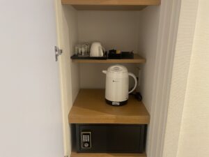 ホテルマイステイズプレミア浜松町 コンフォートキングルーム 玄関脇の扉を開けたところ コップとマグカップ、電気ポット、セキュリティボックスがあります