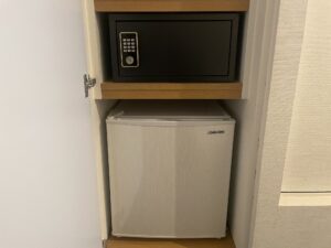 ホテルマイステイズプレミア浜松町 コンフォートキングルーム 玄関脇の扉を開けたところ セキュリティボックスと冷蔵庫