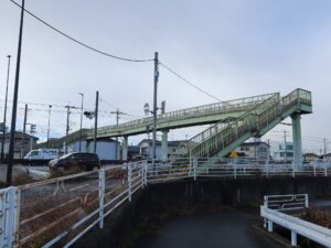 国道17号線 熊谷バイパス 上之交差点付近の歩道橋 老朽化が著しく危険な歩道橋です