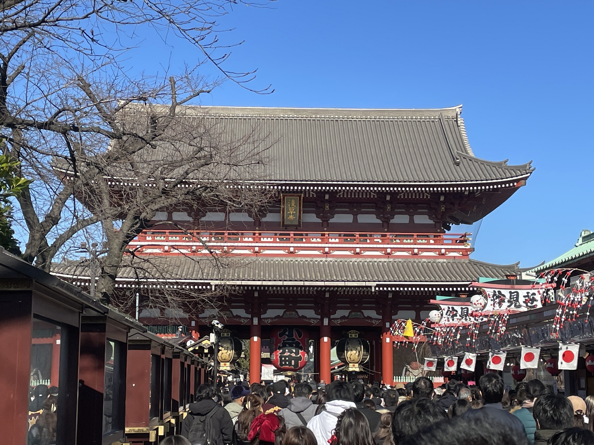 浅草寺 宝蔵門 初詣の人で賑わっていました