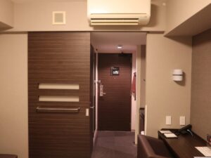 ドーミーイン鹿児島 ダブルルーム 窓から玄関方向を撮影