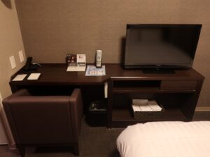 ドーミーイン鹿児島 ダブルルーム ベッド正面のデスク