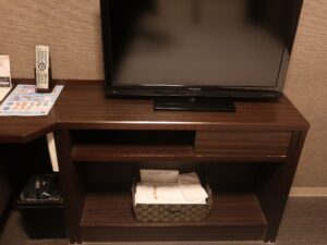 ドーミーイン鹿児島 ダブルルーム 液晶テレビ 下にごみ箱と非常灯、タオルがあります